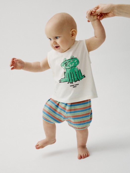 майка с принтом для малышей от бренда sela вид слева