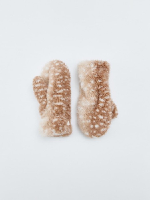 меховые варежки из линейки  young от бренда sela вид слева