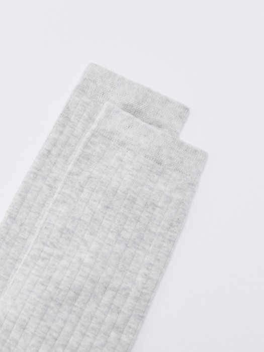 меланжевые длинные носки от бренда sela вид слева