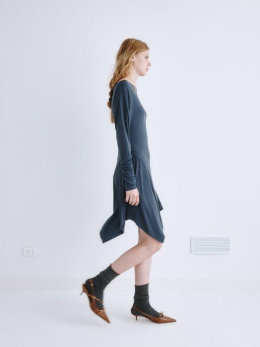 мини платье из линейки  young из россии вид сбоку