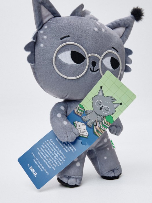 мягкая игрушка «арчи» для детей от бренда sela вид слева