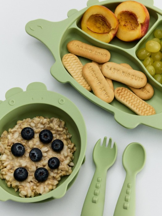 набор детской силиконовой посуды для кормления от бренда sela вид слева