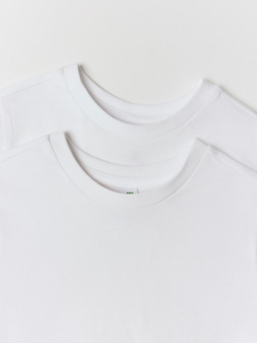 набор из 2 детских базовых футболок от бренда sela вид слева