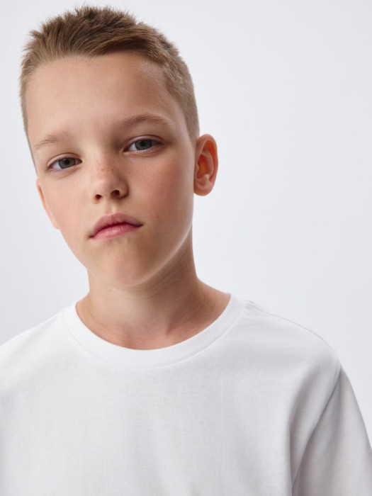 набор из 2 детских базовых футболок из россии вид сбоку