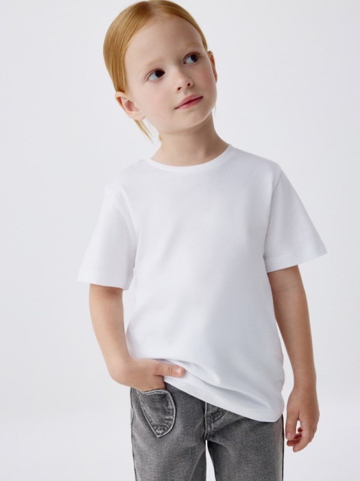 набор из 2 детских базовых футболок от бренда sela вид слева