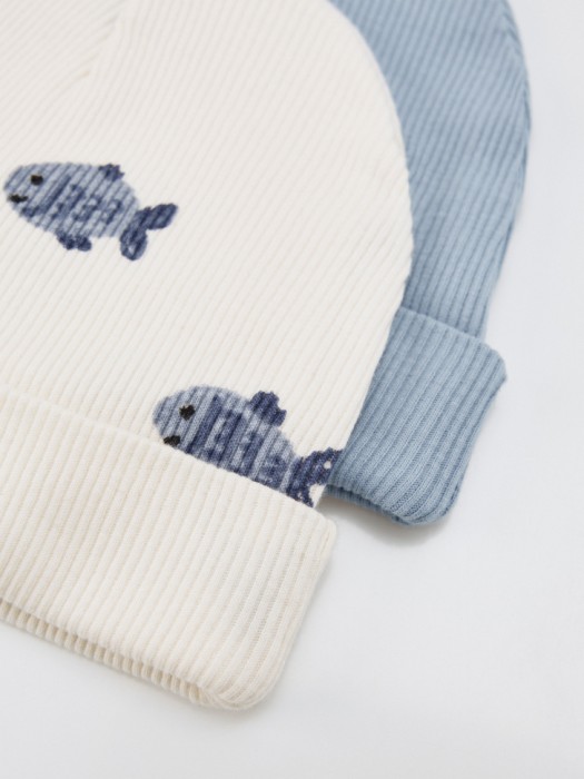 набор из 2 трикотажных шапок для малышей от бренда sela вид слева