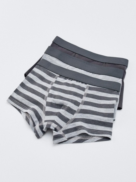 набор из 3 трусов-боксеров для мальчиков от бренда sela вид слева