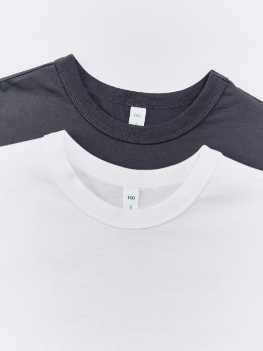 набор из белых 2 футболок детских от бренда sela вид слева