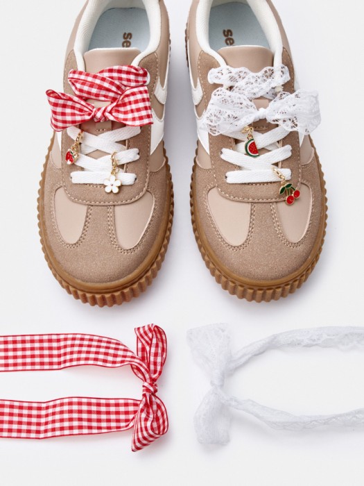 набор шнурков с подвесками для девочек из коллекции art people с авророй ефимовой от бренда sela вид слева