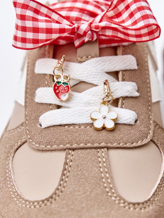 набор шнурков с подвесками для девочек из коллекции art people с авророй ефимовой из россии вид сбоку