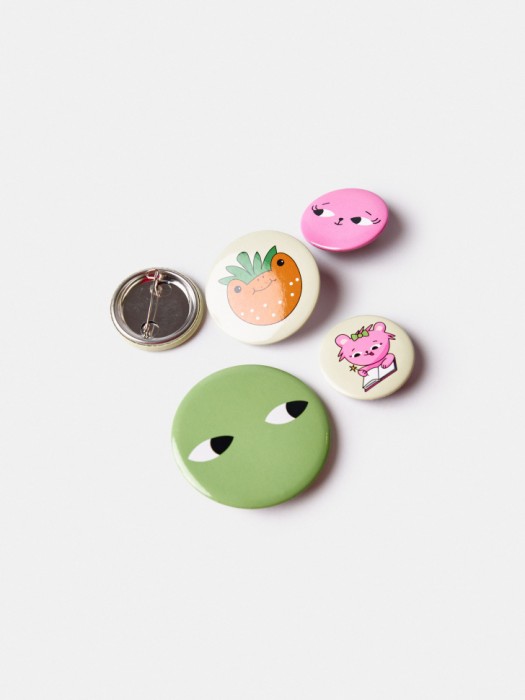 набор значков с вигге детский от бренда sela вид слева