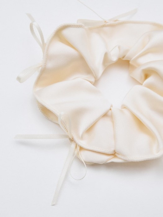 нарядная текстильная резинка для волос для девочек от бренда sela вид слева