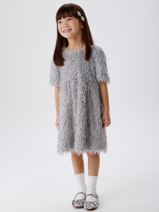 нарядное пышное платье с эффектом перьев для девочек от бренда sela вид слева