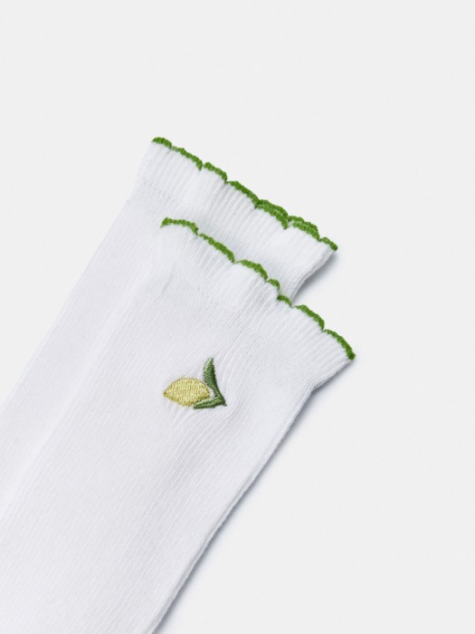 носки с вышивкой и фигурной окантовкой от бренда sela вид слева