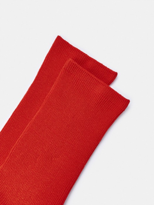 носки в рубчик из мерсеризованного хлопка от бренда sela вид слева