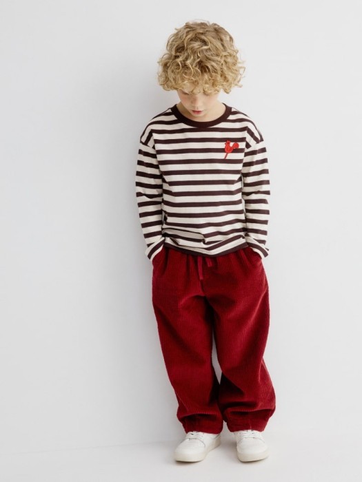 новогодний лонгслив в полоску с вышивкой для мальчиков от бренда sela вид слева