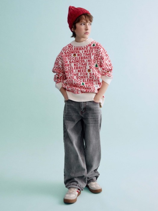 новогодний вязаный джемпер для мальчиков от бренда sela вид слева