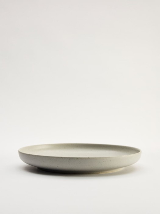 обеденная тарелка из керамики от бренда sela вид слева