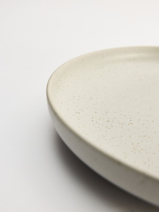 обеденная тарелка из керамики из россии вид сбоку