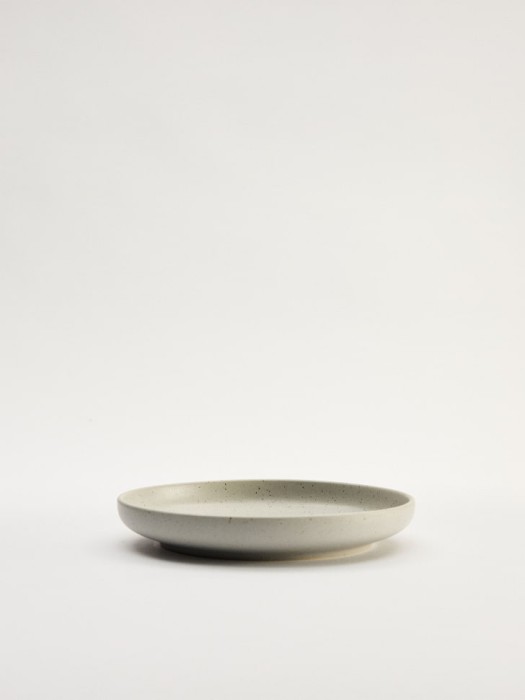 обеденная тарелка из керамики из проверенных материалов спереди