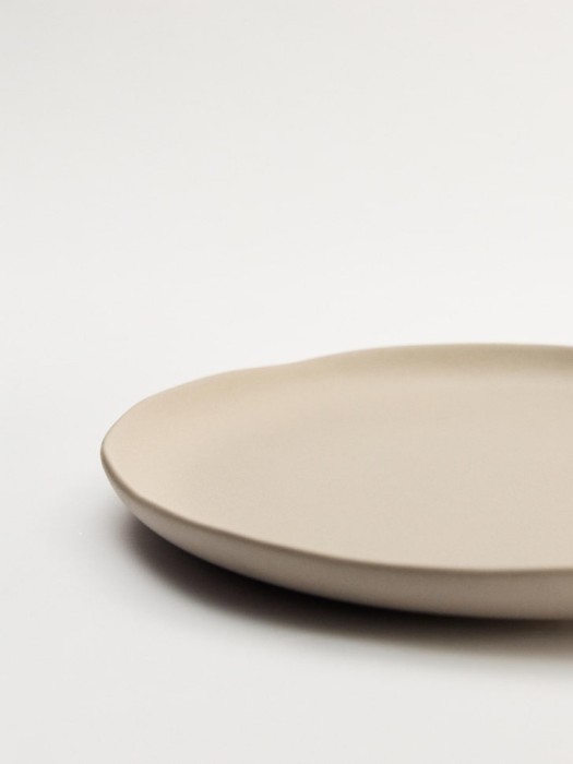 обеденная тарелка из керамики от бренда sela вид слева
