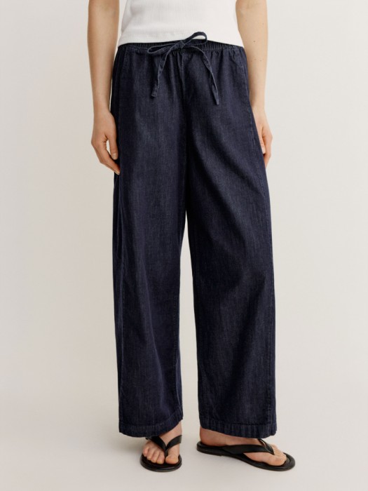 объемные джинсы с эластичным поясом от бренда sela вид слева