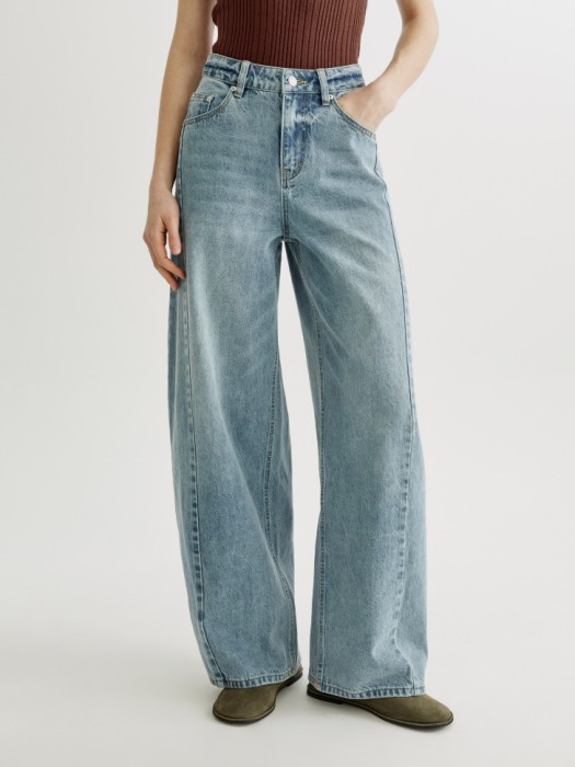 объемные джинсы с высокой посадкой от бренда sela вид слева