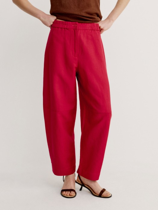 объемные красные брюки с содержанием льна от бренда sela вид слева