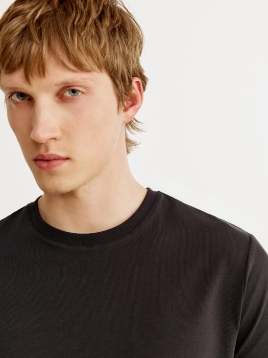 облегающая футболка адам по цене 1299 руб вид справа