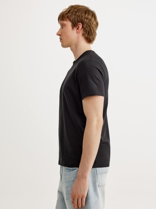 облегающая футболка адам из россии вид сбоку