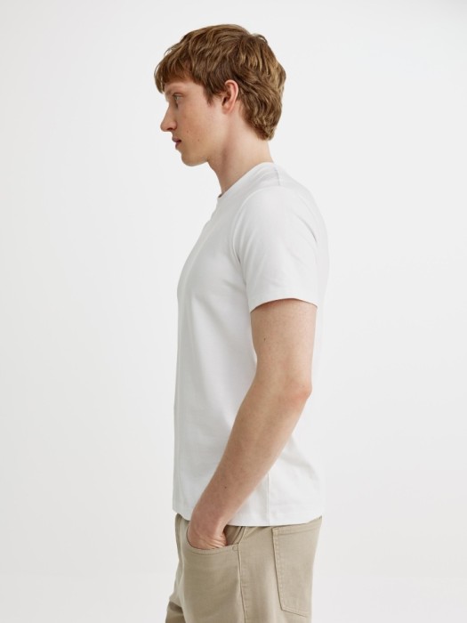 облегающая футболка адам из россии вид сбоку