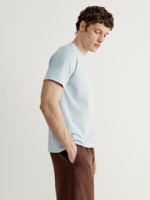 облегающая футболка адам из россии вид сбоку