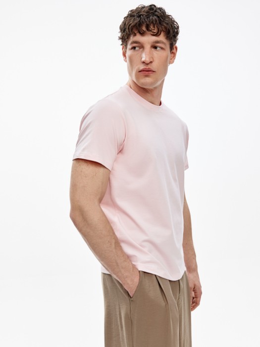 облегающая футболка адам из россии вид сбоку