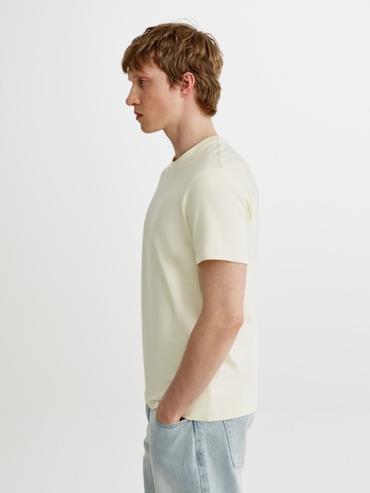 облегающая футболка адам из россии вид сбоку