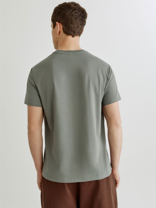 облегающая футболка адам по цене 1299 руб вид справа