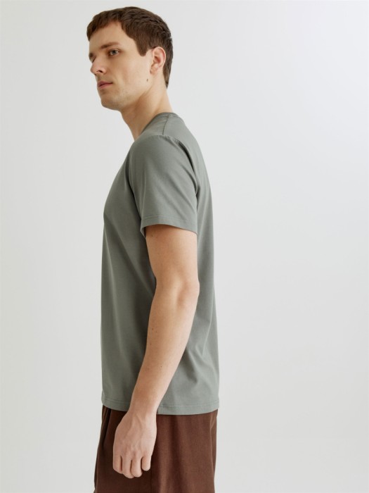 облегающая футболка адам из россии вид сбоку