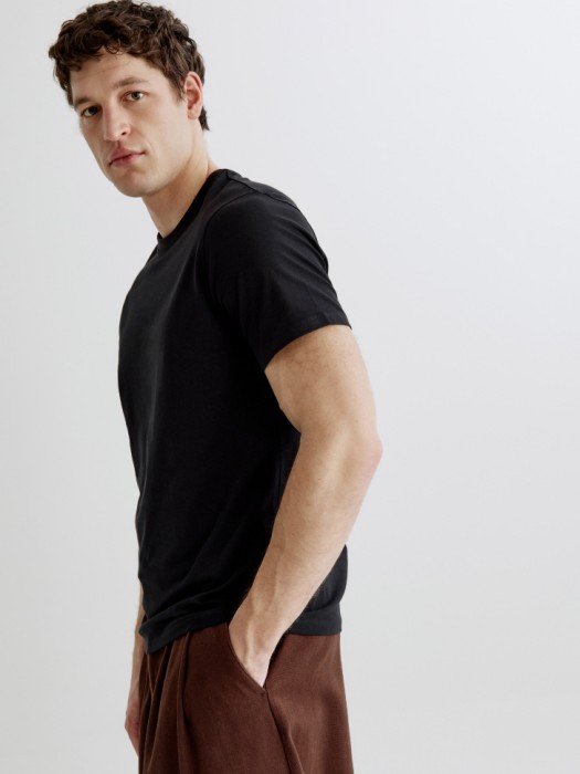 облегающая футболка адам по цене 1299 руб вид справа