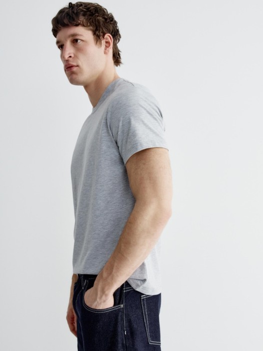 облегающая футболка адам из россии вид сбоку