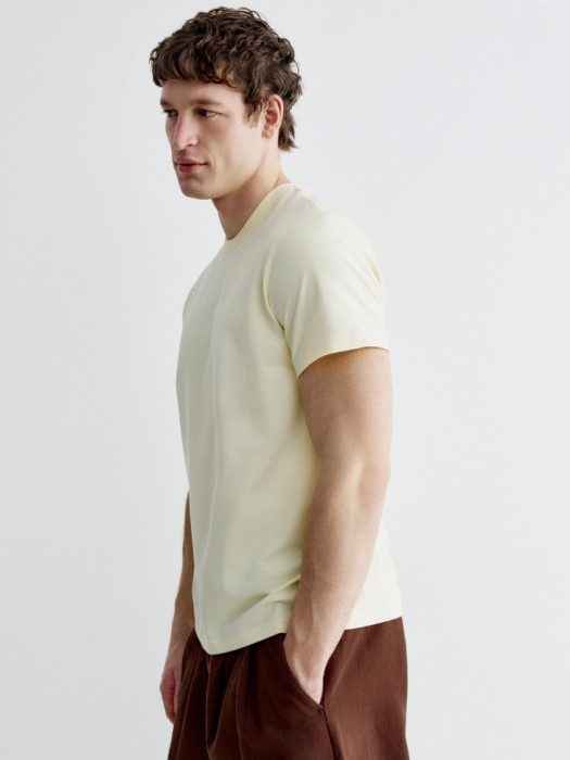 облегающая футболка адам из россии вид сбоку