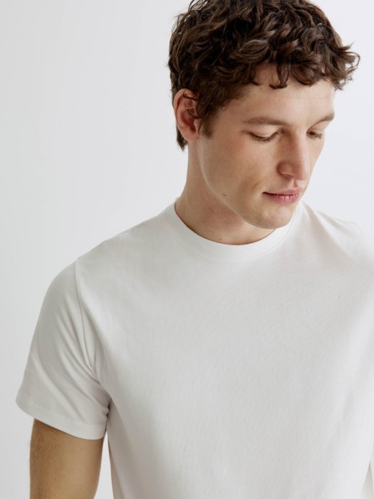 облегающая футболка адам из россии вид сбоку