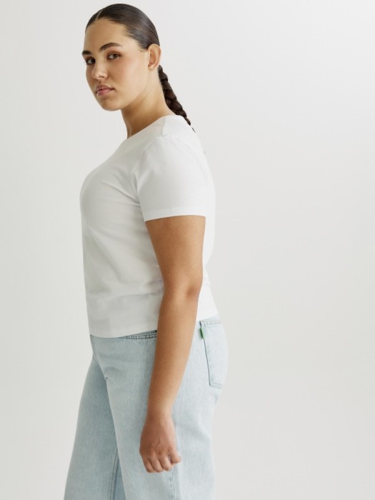 облегающая футболка ева из россии вид сбоку