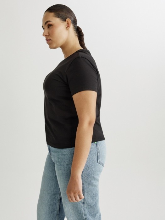 облегающая футболка ева из россии вид сбоку