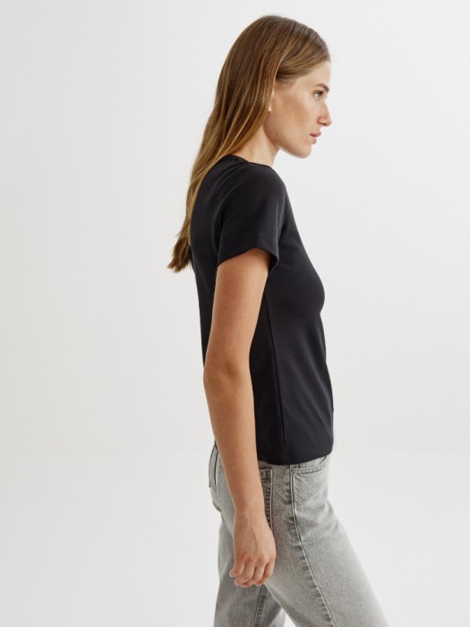 облегающая футболка кира из россии вид сбоку