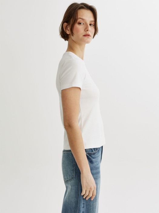 облегающая футболка кира из россии вид сбоку