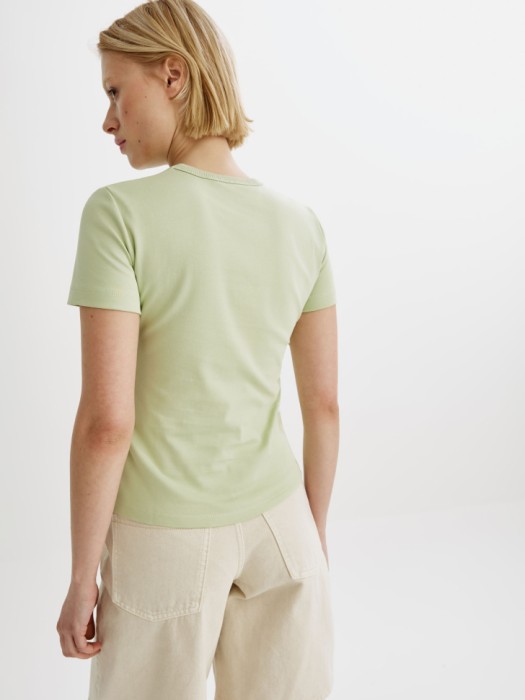 облегающая футболка кира по цене 999 руб вид справа