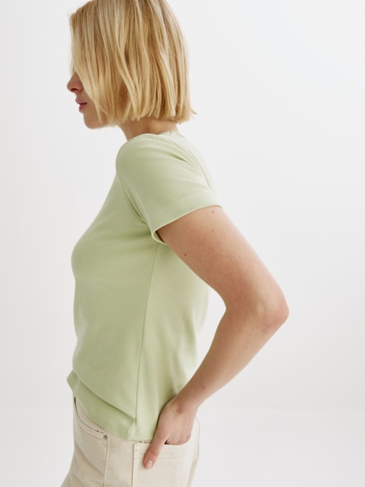 облегающая футболка кира из россии вид сбоку