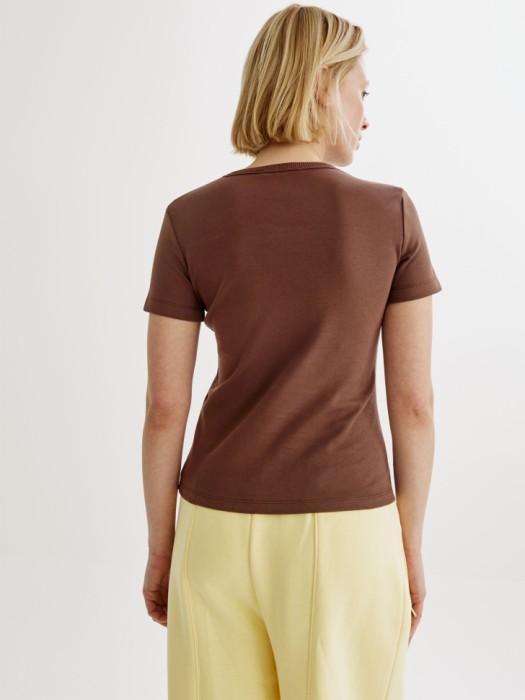 облегающая футболка кира по цене 999 руб вид справа