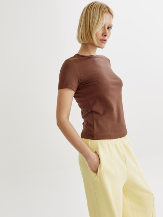 облегающая футболка кира из россии вид сбоку