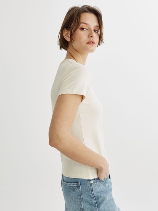 облегающая футболка кира по цене 999 руб вид справа