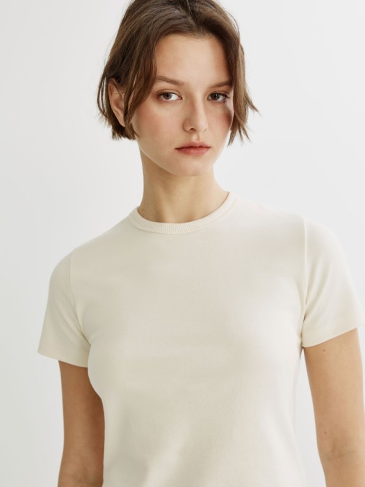 облегающая футболка кира из россии вид сбоку